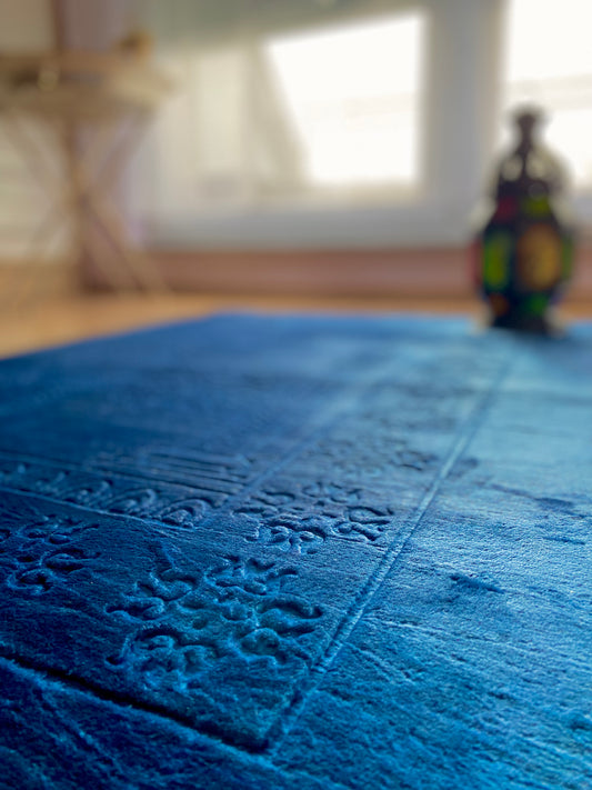 Schöner weicher und großer Gebetsteppich in der Farbe Anthrazit. Perfekt für den Monat Ramadan oder als Eid Geschenk für eure Liebsten