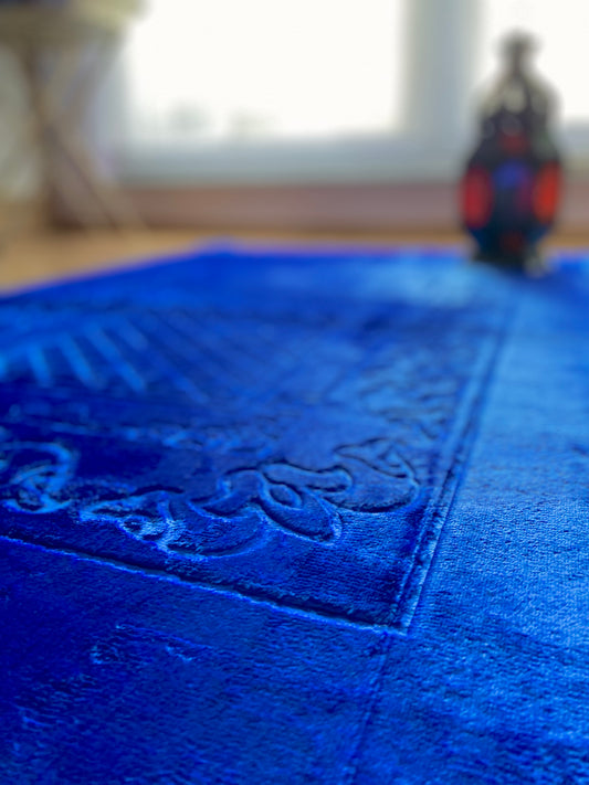 Schöner weicher und großer Gebetsteppich in der Farbe Blau. Perfekt für den Monat Ramadan oder als Eid Geschenk für eure Liebsten