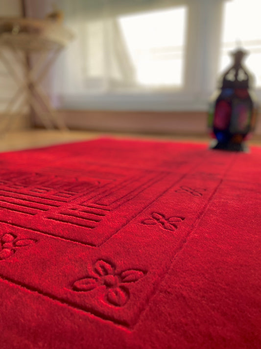 Schöner weicher und großer Gebetsteppich in der Farbe Bordeaux. Perfekt für den Monat Ramadan oder als Eid Geschenk für eure Liebsten