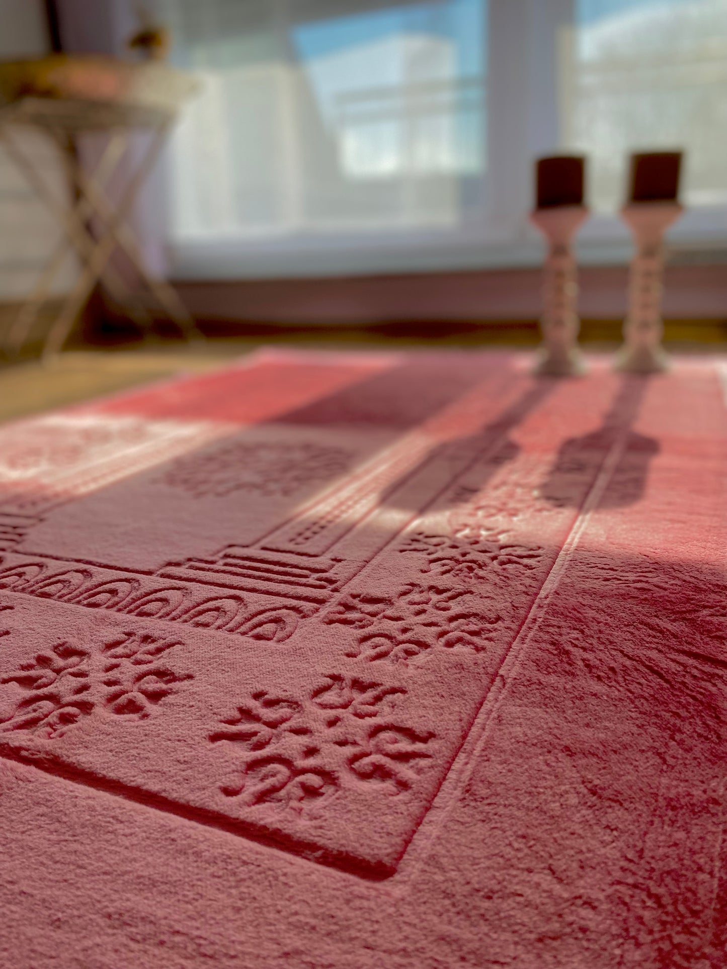 Schöner weicher und großer Gebetsteppich in der Farbe Rosa. Perfekt für den Monat Ramadan oder als Eid Geschenk für eure Liebsten