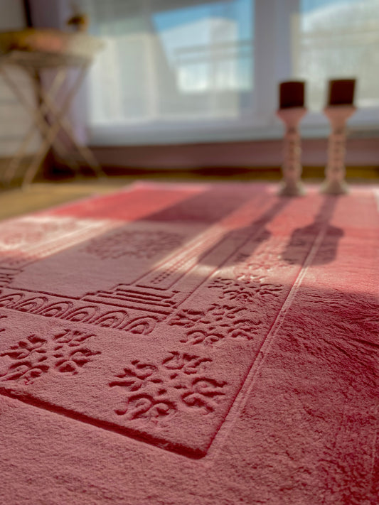 Schöner weicher und großer Gebetsteppich in der Farbe Rosa. Perfekt für den Monat Ramadan oder als Eid Geschenk für eure Liebsten