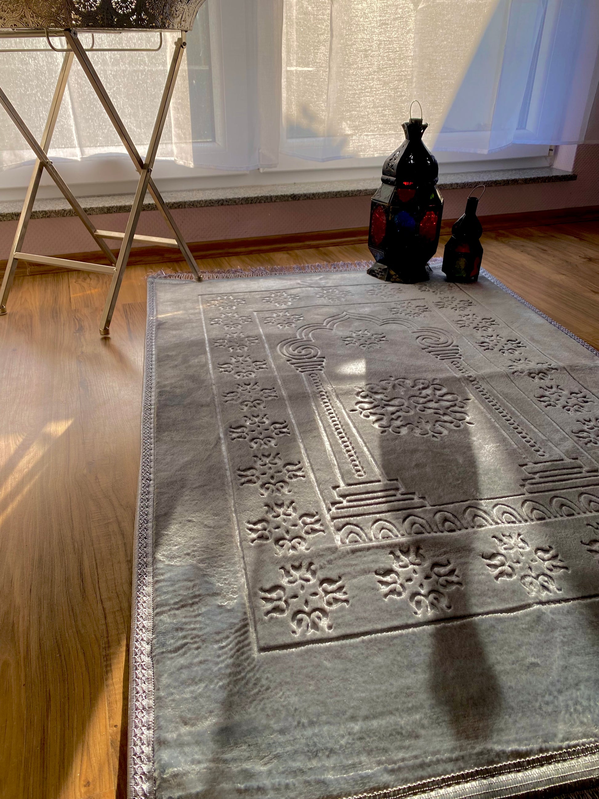 Schöner weicher und großer Gebetsteppich in der Farbe Grau. Perfekt für den Monat Ramadan oder als Eid Geschenk für eure Liebsten