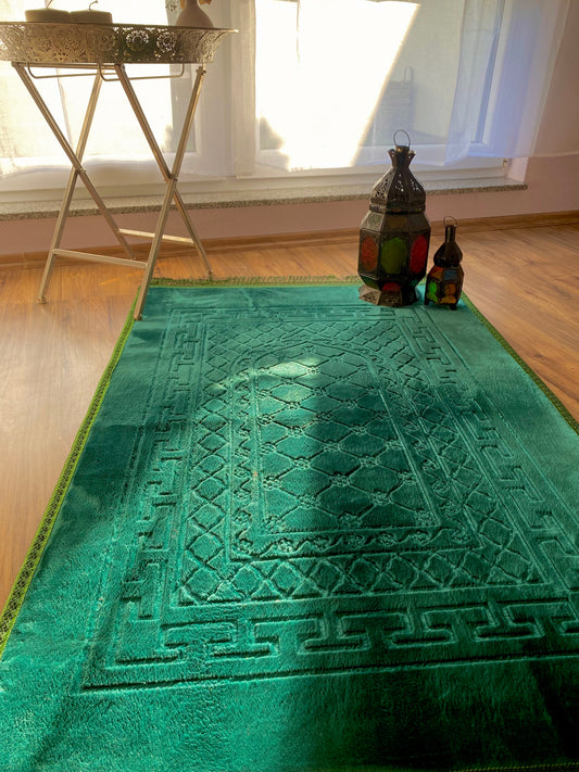 Schöner weicher und großer Gebetsteppich in der Farbe Grün. Perfekt für den Monat Ramadan oder als Eid Geschenk für eure Liebsten