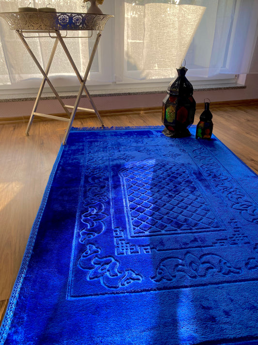 Schöner weicher und großer Gebetsteppich in der Farbe Blau. Perfekt für den Monat Ramadan oder als Eid Geschenk für eure Liebsten