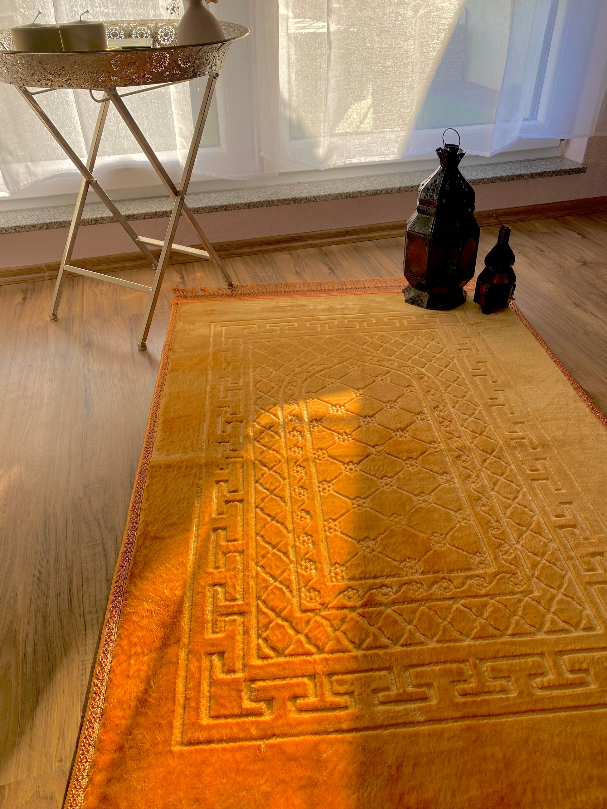 Schöner weicher und großer Gebetsteppich in der Farbe Gold. Perfekt für den Monat Ramadan oder als Eid Geschenk für eure Liebsten